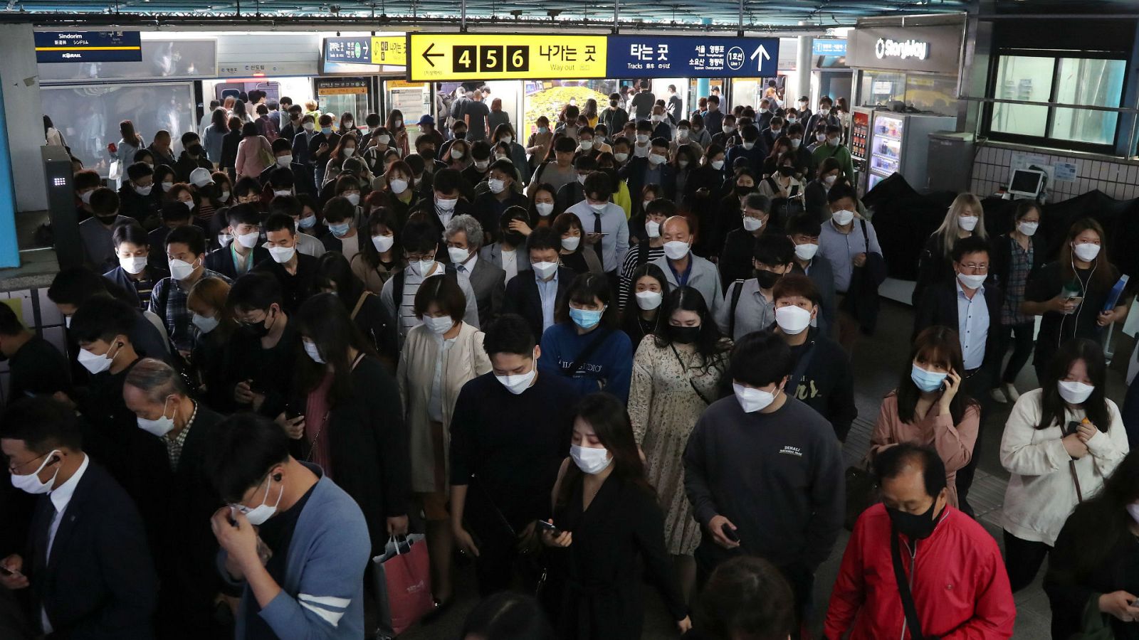  14 horas - Seúl vuelve a cerrar los bares tras un repunte de casos de coronavirus - Escuchar ahora