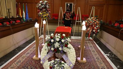 24 horas fin de semana - 20 horas -  Instalada la capilla ardiente de Julio Anguita en el Ayuntamiento de Crdoba - Escuchar ahora