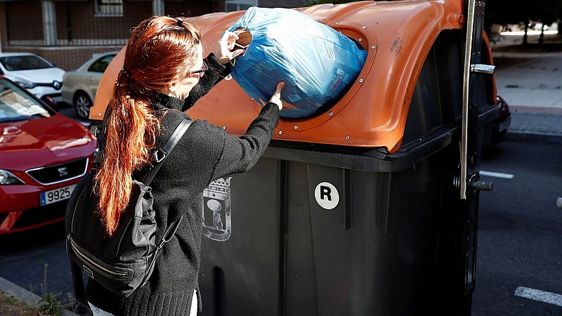 24 horas fin de semana - 20 horas - Las mascarillas, los guantes, los residuos sanitarios de la Covid complican el reciclaje - Escuchar ahora