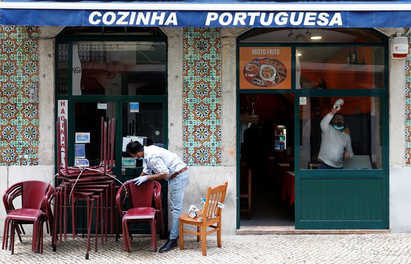 Las mañanas de RNE con Íñigo Alfonso - Portugal reabre hoy bares, restaurantes y comercios  - Escuchar ahora