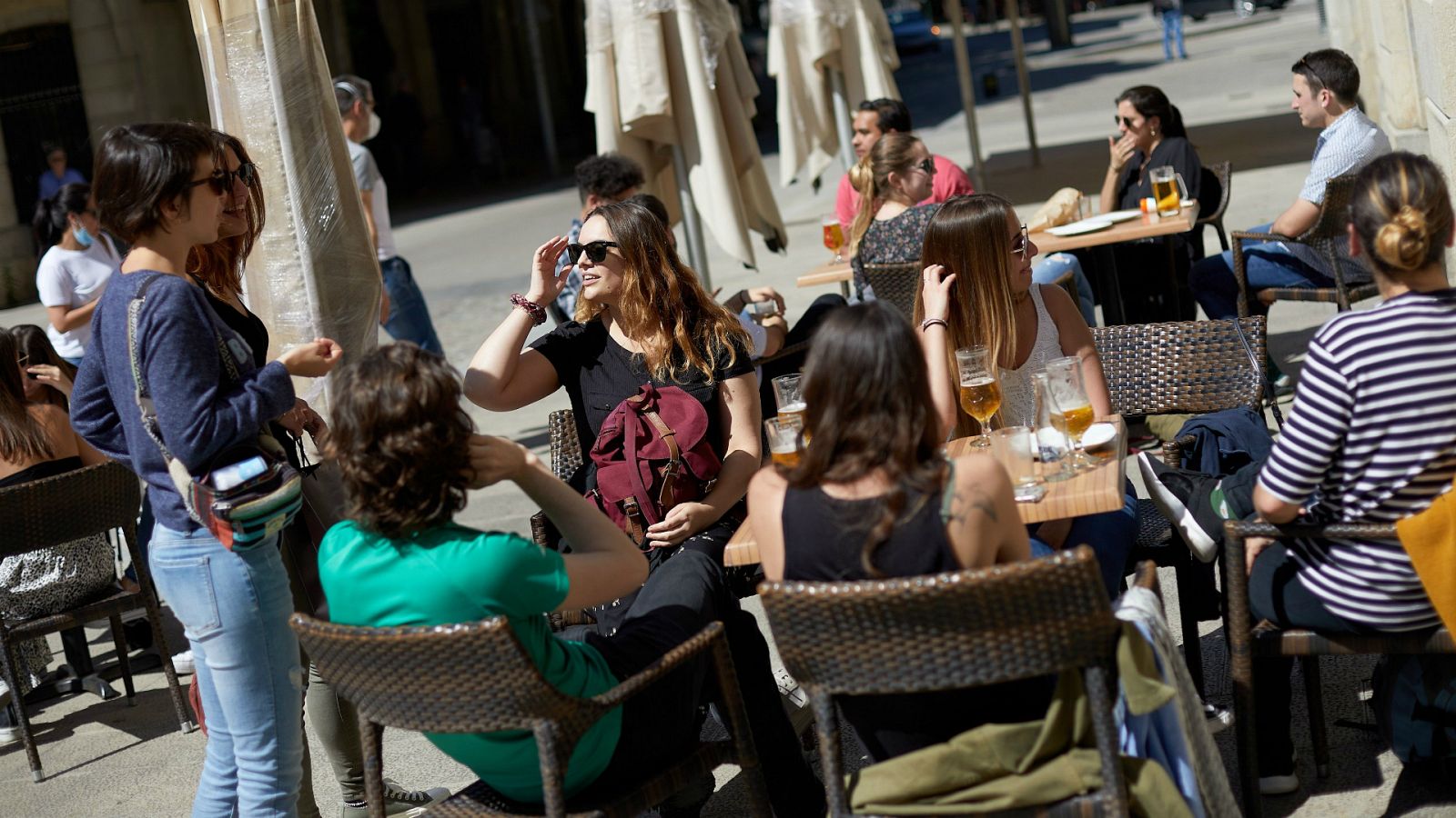 14 horas - Ir al bar, viajar por España y salir de compras, los tres deseos de los españoles tras el confinamiento - Escuchar ahora