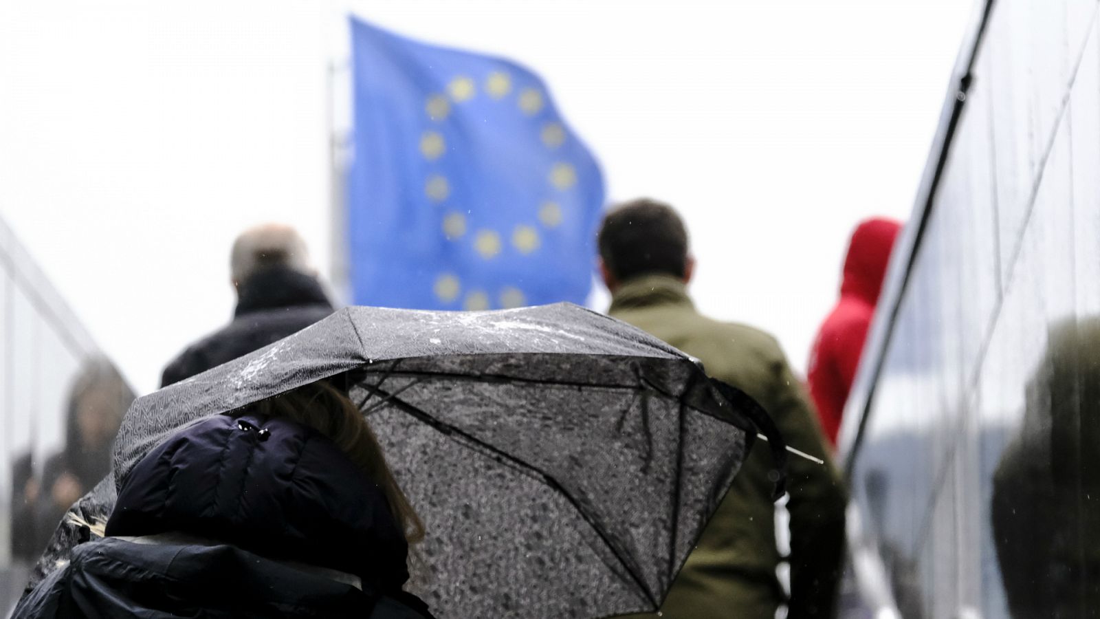 14 horas - La UE pide a los países miembros que refuercen la sanidad pública y apoyen a los hogares desfavorecidos - Escuchar ahora