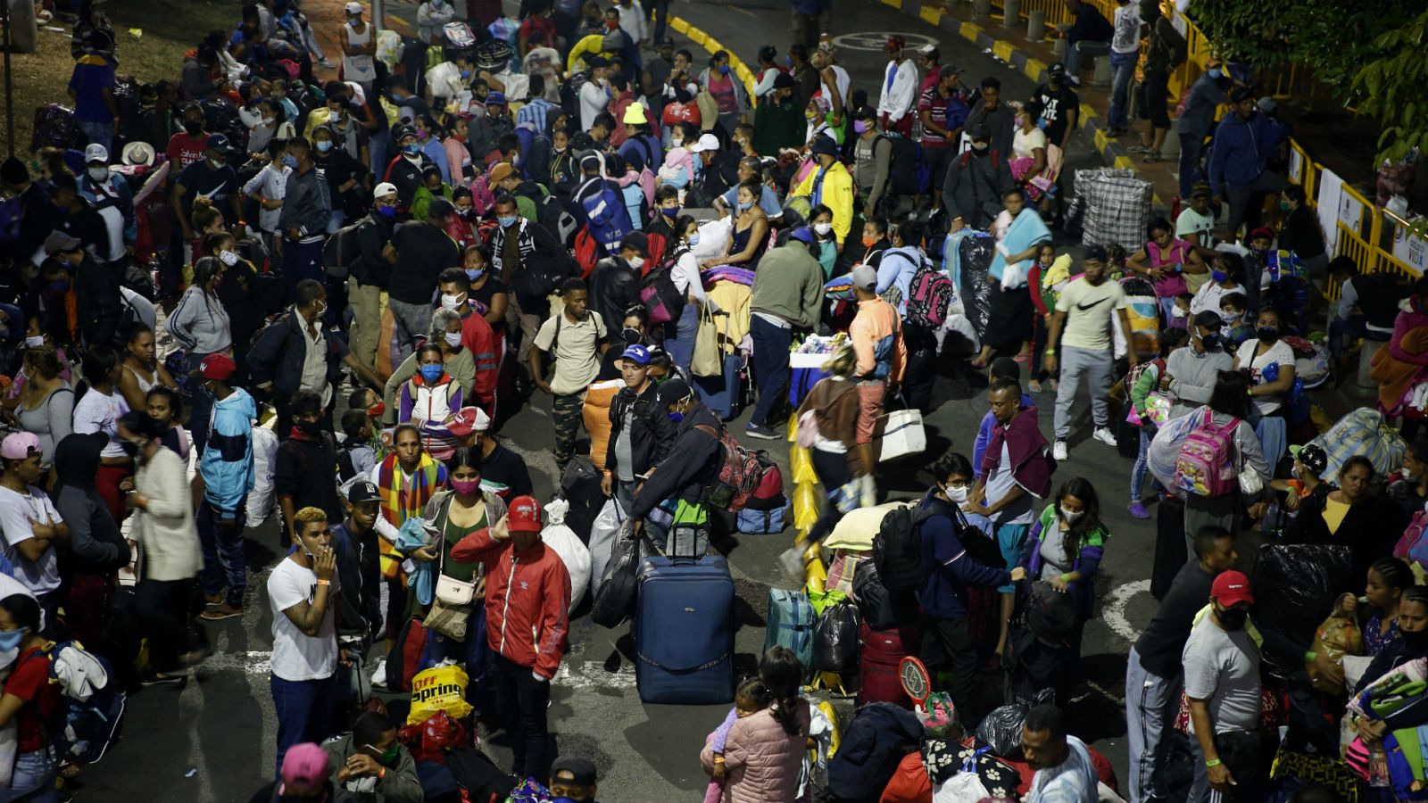  Las mañanas de RNE con Íñigo Alfonso - Miles de refugiados venezolanos, obligados a volver al país ante la falta de recursos - Escuchar ahora