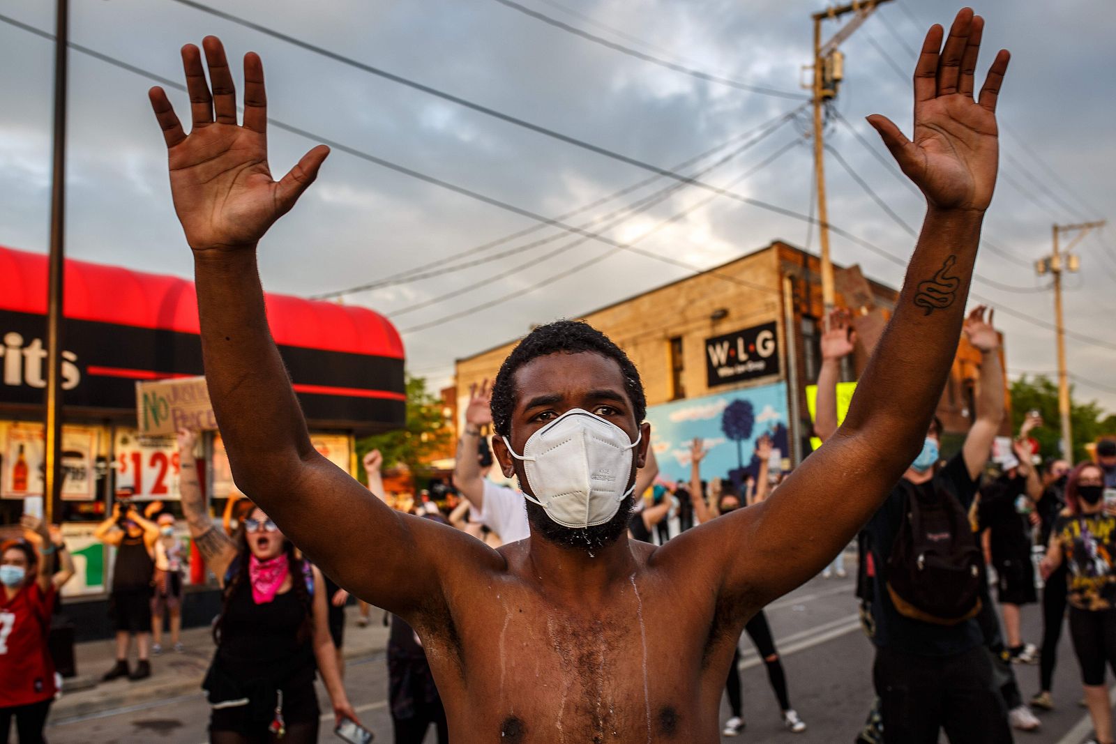 Las mañanas de RNE con Íñigo Alfonso - Protestas y enfrentamientos en Minneapolis por la muerte de un hombre de raza negra tras una brutal actuación policial - Escuchar ahora