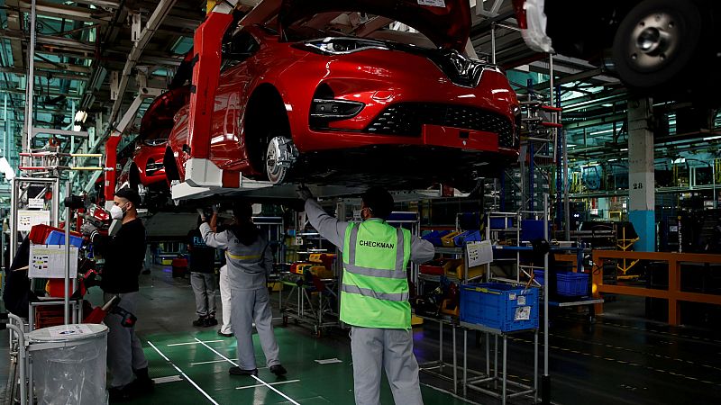 Boletines RNE - Renault despedirá a 15.000 trabajadores, pero niega recortes de producción en España - Escuchar ahora