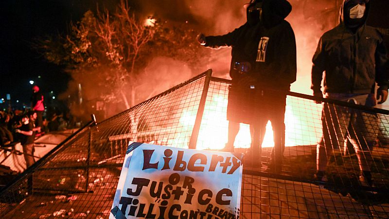 14 horas - Tercera noche de protestas en Mineápolis contra la violencia racial de la policía - Escuchar ahora