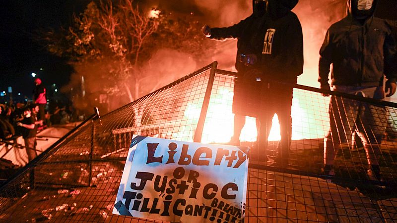 España a las 8 Fin de Semana - Noche de tensión en Mineápolis por la muerte de George Floyd a pesar del toque de queda - Escuchar ahora