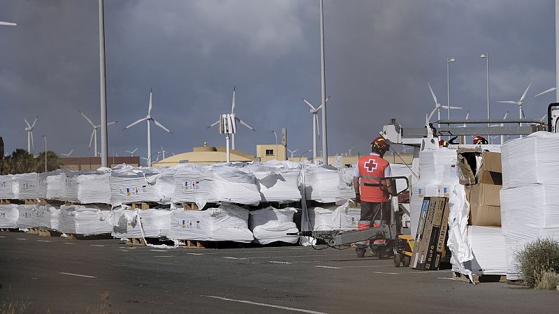 14 horas Fin de Semana - Ejército y Cruz Roja trabajan para levantar un campamento de acogida para migrantes en Gran Canaria - Escuchar ahora