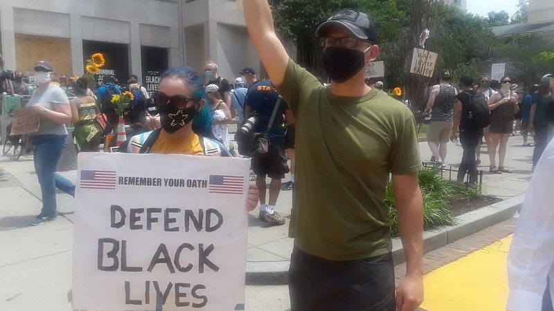 24 horas fin de semana - 20 horas - Miles de personas de forma pacífica  se manifiestan en Estados Unidos un día más contra el racismo - Escuchar ahora