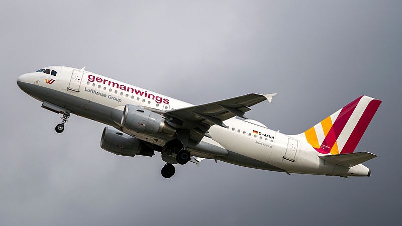 Boletines RNE - Germanwings es responsable de la actuación del piloto que se suicidó estrellando un avión con 144 pasajeros en 2015 - Escuchar ahora