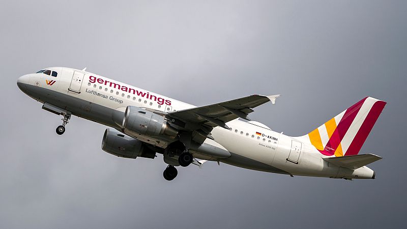 Boletines RNE - Germanwings es responsable de la actuación del piloto que se suicidó estrellando un avión con 144 pasajeros en 2015 - Escuchar ahora