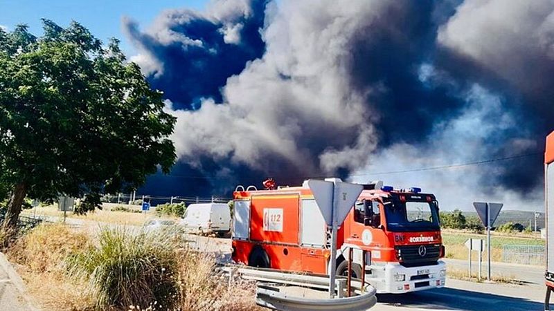  Boletines RNE - Aparatoso incendio en las instalaciones de una empresa en Jaén - Escuchar ahora