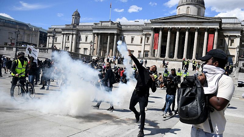 14 horas fin de semana - La extrema derecha se enfrenta en Londres a la policía cerca del Parlamento - Escuchar ahora