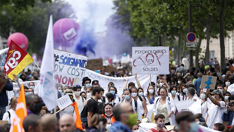 Boletines RNE - El personal sanitario se maniefiesta en Francia para defender la sanidad pública - Escuchar ahora