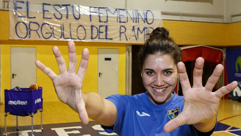 Estudiantes femenino, la felicidad de una gran familia - Escuchar ahora