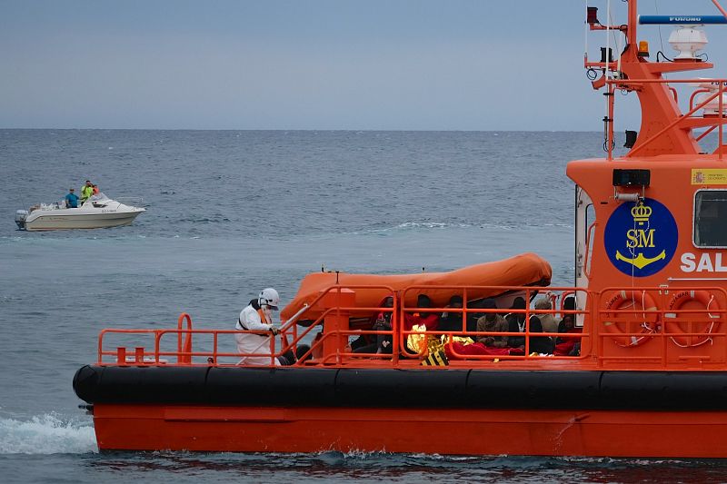Boletines RNE - Rescatadas 40 personas en 4 embarcaciones cerca de las costas de Almería - Escuchar ahora