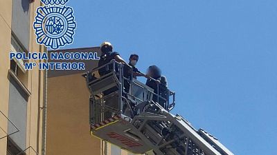 Boletines RNE - Detenido un hombre en Alicante por tener encerrada a su pareja, a la que agreda fsica, sexual y verbalmente - Escuchar ahora