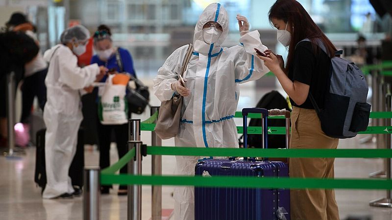 4 horas fin de semana - El primer vuelo en aterrizar en Barajas procedente de Lima, el segundo de Paris - Escuchar ahora