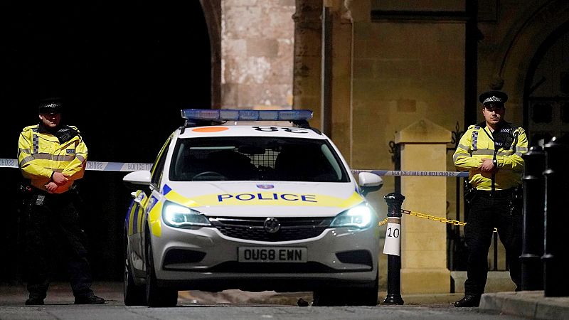 España a las 8 Fin de Semana - Tres fallecidos y varios heridos en un apuñalamiento en la ciudad inglesa de Reading - Escuchar ahora