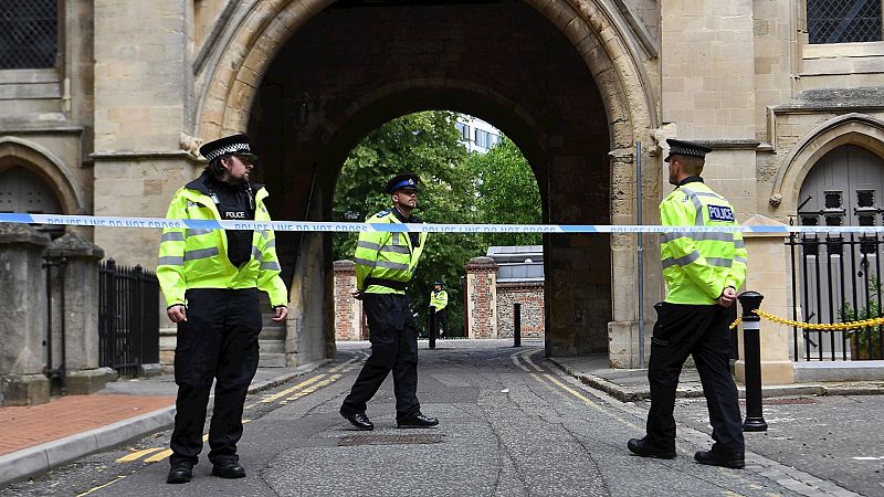 14 horas Fin de Semana - La policía británica clasifica como incidente terrorista el apuñalamiento múltiple en Reading - Escuchar ahora