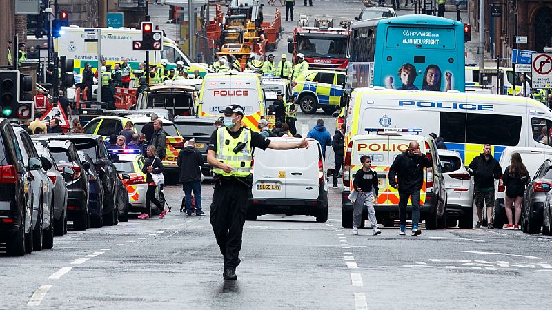 Boletines RNE - Seis heridos en un ataque con arma blanca en Glasgow; la policía descarta que sea un acto terrorista - Escuchar ahora