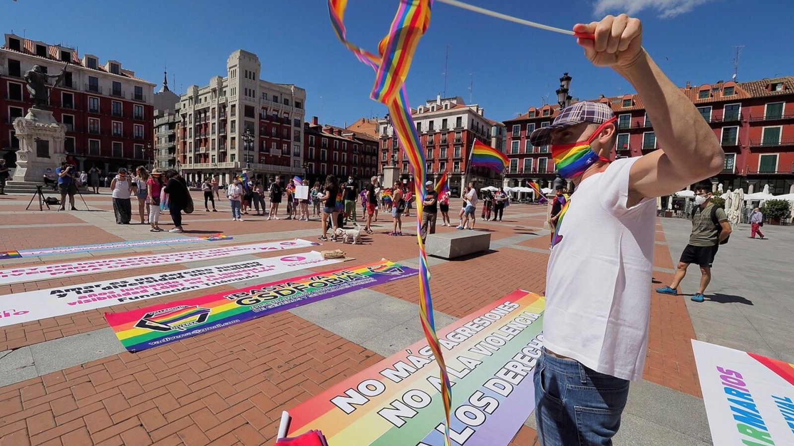 24 horas fin de semana - 20 horas - Orgullo Gay marcha on line y en algunas calles por los derechos LGTBI+ - Escuchar ahora 