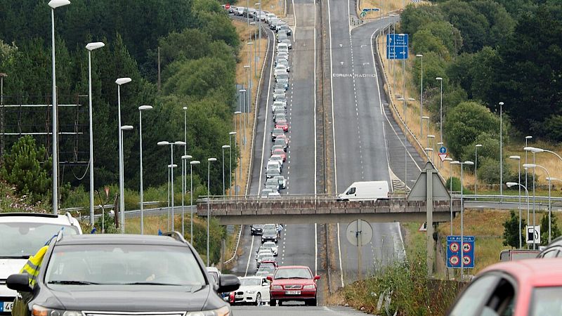 24 horas fin de semana - 20 horas - Una larga caravana de coches reclama soluciones para evitar el cierre de Alcoa - Escuchar ahora 