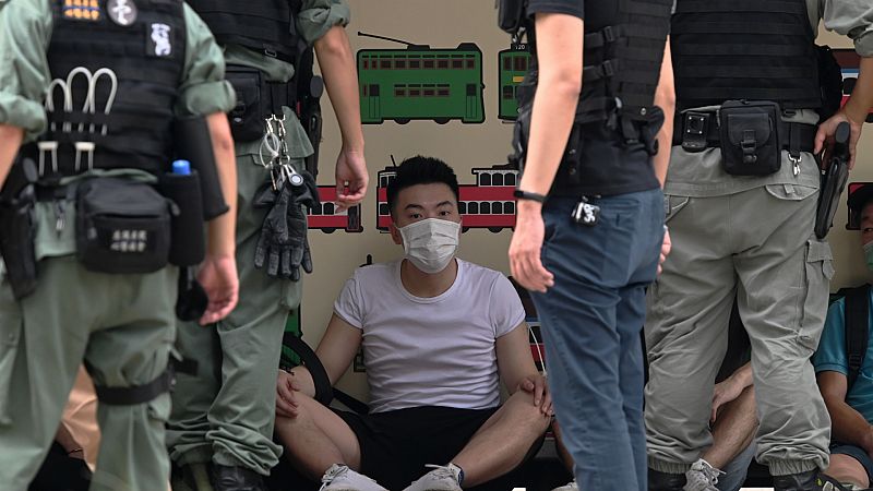 14 horas - Primeros detenidos en Hong Kong tras la aplicación de la nueva Ley de Seguridad Nacional impuesta por Pekín - Escuhar ahora