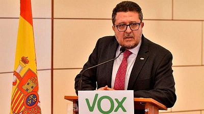 Boletines RNE - Serrano abandona el grupo de Vox en el Parlamento de Andalucía, pero no el acta de diputado - Escuchar ahora