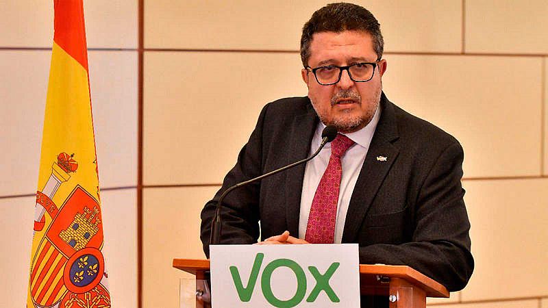 Boletines RNE - Serrano abandona el grupo de Vox en el Parlamento de Andalucía, pero no el acta de diputado - Escuchar ahora