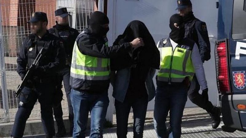 Boletines RNE - Tres detenidos en una operación antiyihadista en Badalona - Escuchar ahora 