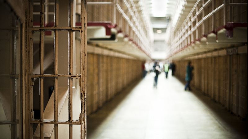 Boletines RNE - California estudia liberar hasta 8.000 presos para contener la expansión de la COVID-19 en sus cárceles - Escuchar ahora