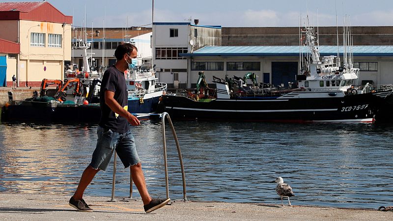 Boletines RNE - Aislados en Cantabria 3 marineros de un atunero gallego procedentes de Burela por un positivo - Escuchar ahora