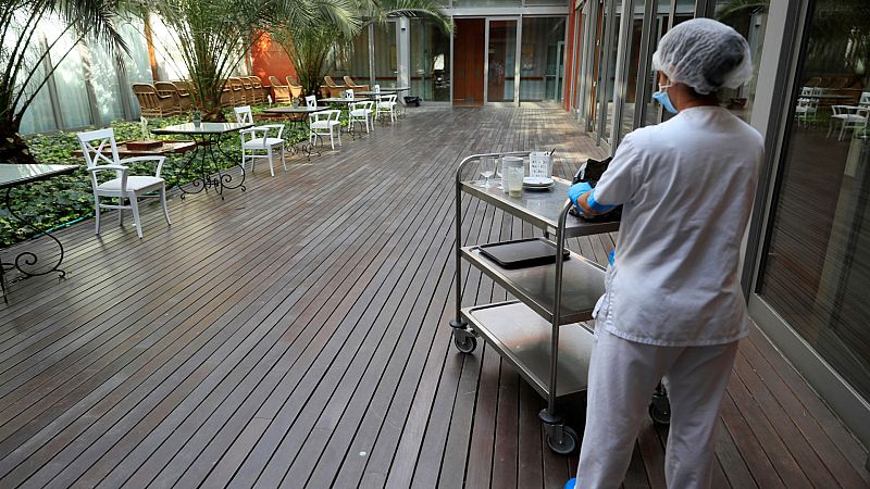 Boletines RNE - Sanidad registra 390 contagios en 24 horas y 4 muertes más en el total - Escuchar ahora