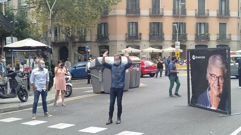 Boletines RNE - Cuixart vuelve a la sede de Òmnium Cultural tras su salida de la cárcel: "Ha sido un orgullo estar en la cárcel para defender la democracia y la libertad" - Escuchar ahora