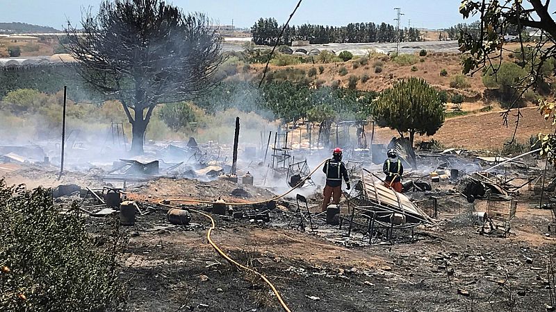 14 horas - Tercer incendio en un campamento de temporeros en Huelva en cinco das - Escuchar ahora