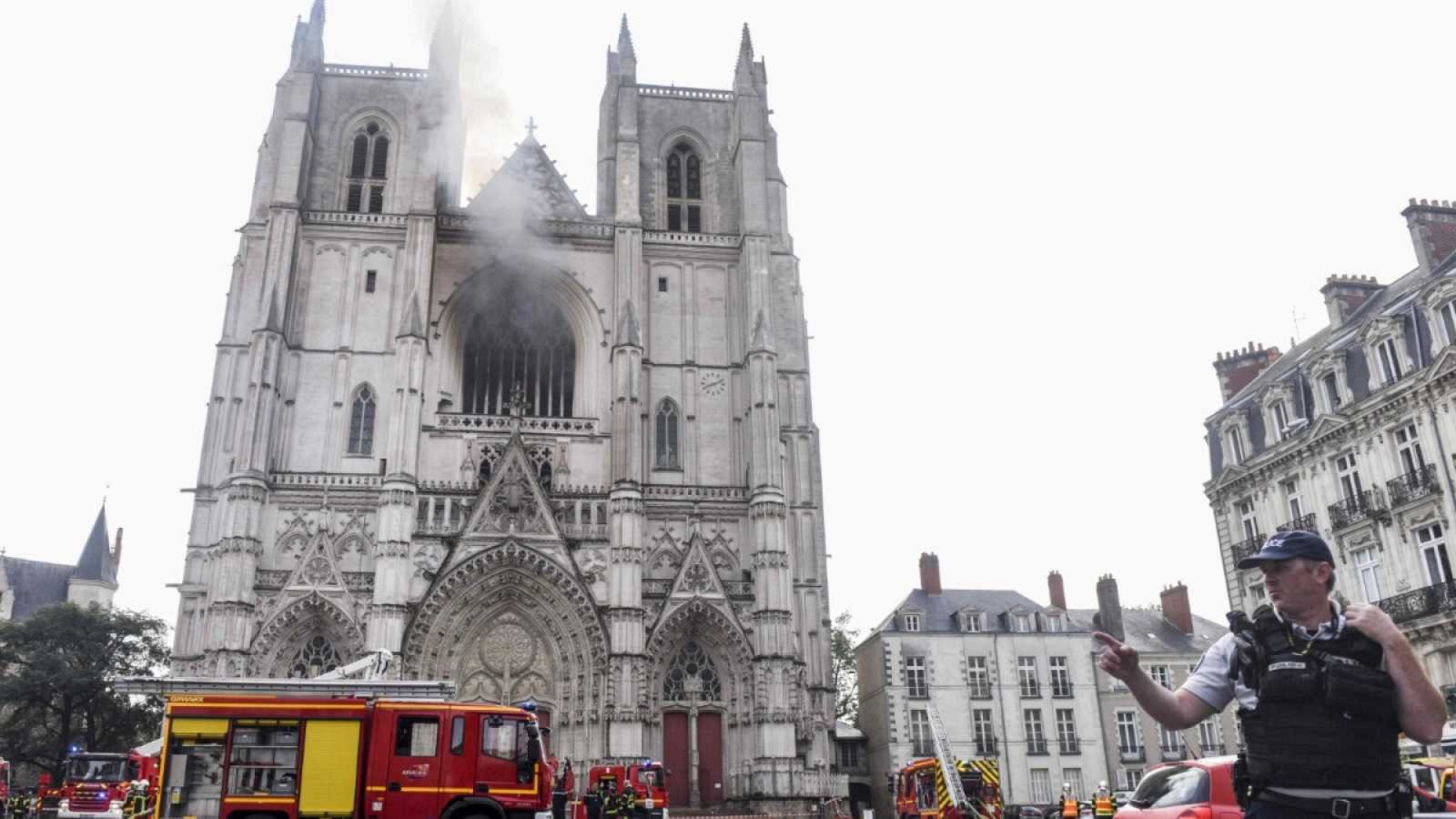Boletines RNE - El incendio en la catedral gótica de Nantes se investiga como "acto criminal" - Escuchar ahora