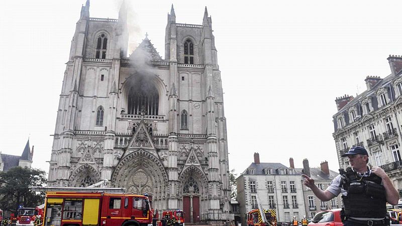 Boletines RNE - El incendio en la catedral gótica de Nantes se investiga como "acto criminal" - Escuchar ahora