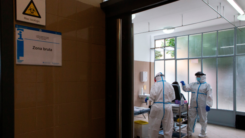 Boletines RNE - Sanidad registra 529 contagios en 24 horas y añade más de 1.000 al global - Escuchar ahora 