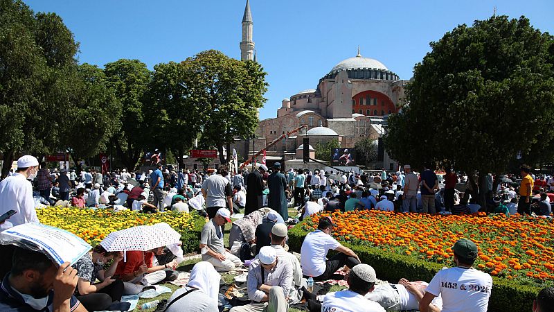 Boletines RNE - Primer rezo musulmán en 86 años en la nueva 'Gran Mezquita Santa Sofía' de Estambul - Escuchar ahora