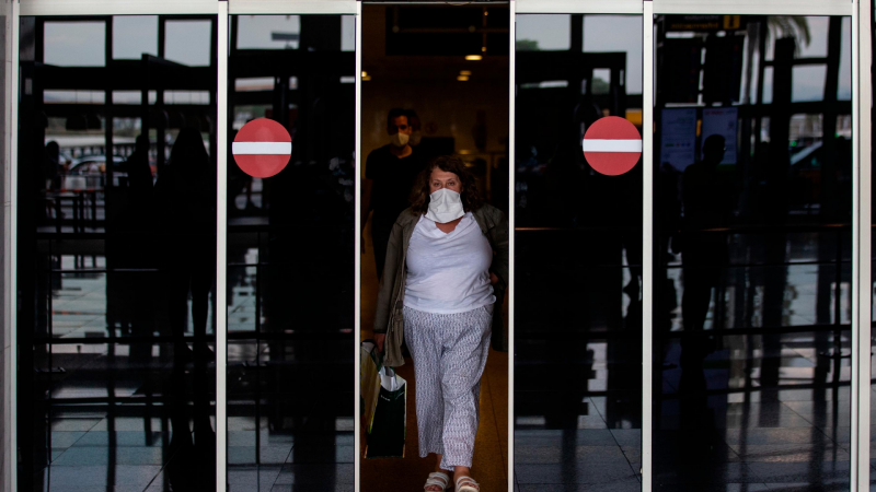  Boletines RNE - Sanidad registra 922 contagios en 24 horas y 2.255 casos más en el cómputo global - Escuchar ahora