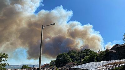 Boletines RNE - Contina activo el incendio declarado en Ourense: ms de 200 hectreas arrasadas - Escuchar ahora