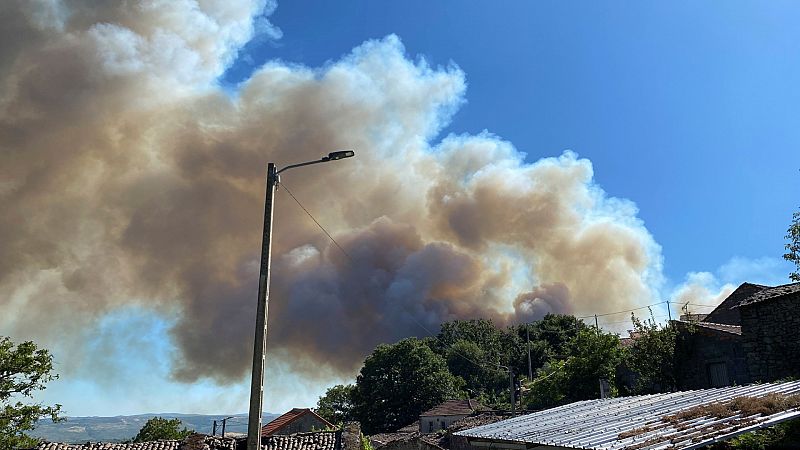 Boletines RNE - Continúa activo el incendio declarado en Ourense: más de 200 hectáreas arrasadas - Escuchar ahora