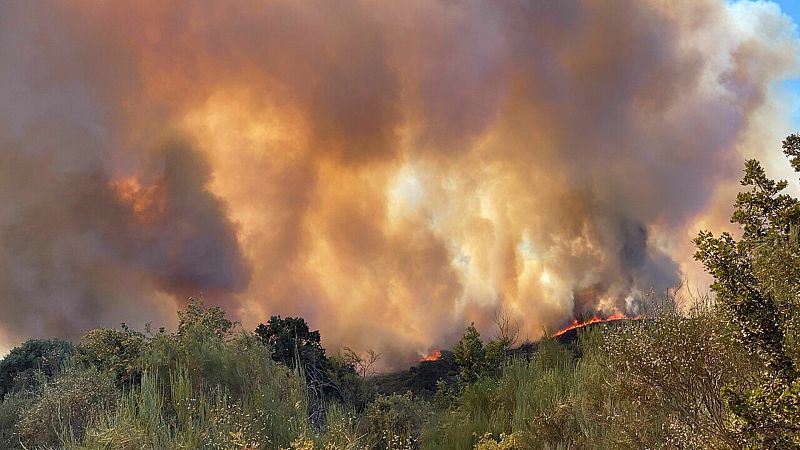 24 horas fin de semana - 20 horas - El incendio de Monterrei  en Galicia sigue activo tras acercarse peligrosamente a las viviendas - Escuchar ahora 