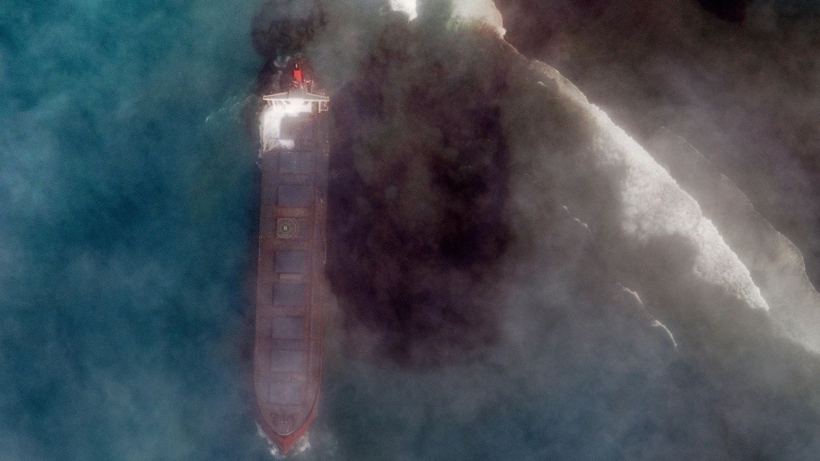 Boletines RNE - Mauricio declara emergencia medioambiental por un vertido de petróleo en sus aguas - Escuchar ahora