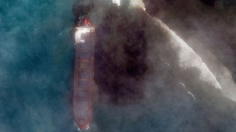 Boletines RNE - Mauricio declara emergencia medioambiental por un vertido de petróleo en sus aguas - Escuchar ahora