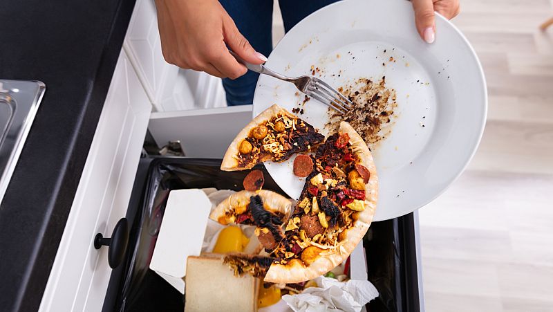 24 horas fin de semana - 20 horas - Los hogares españoles desecharon 1.352 millones de kilos de comida el año pasado - Escuchar ahora 