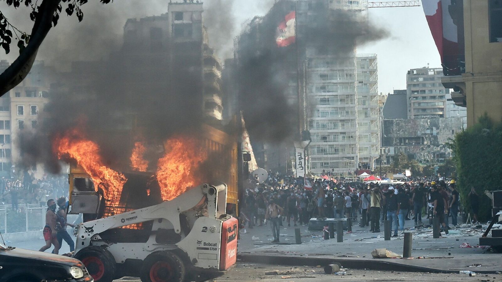 24 horas fin de semana - 20 horas - El primer ministro de Líbano propone elecciones anticipadas para sofocar la indignación - Escuchar ahora 