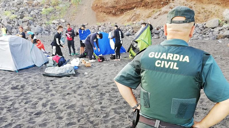 Boletines RNE - Desalojan a 62 personas de una playa en La Orotava que habían quedado para contagiarse - Escuchar ahora