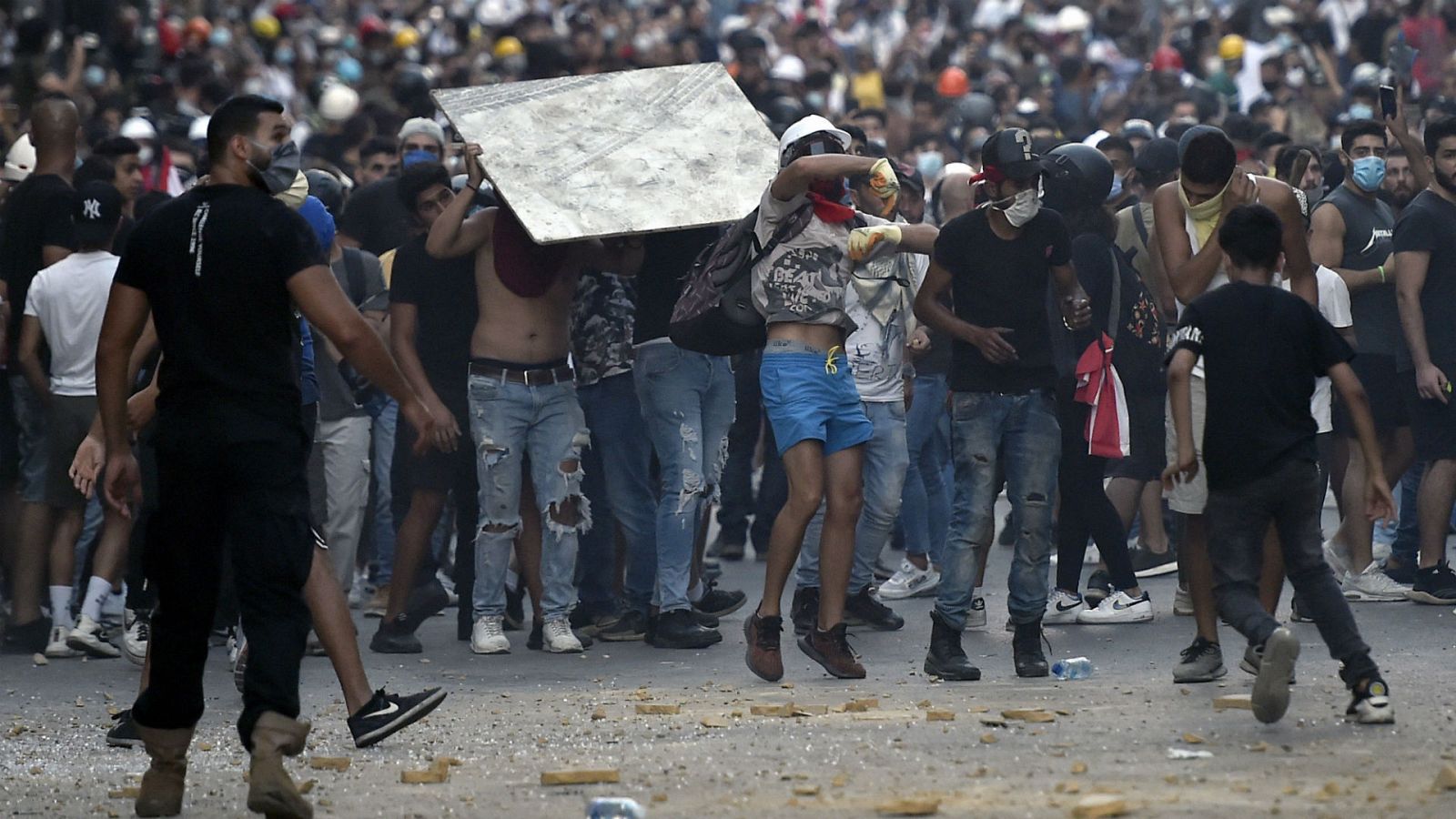  Boletines RNE - Las protestas desencadenadas en El Líbano provocan una tercera dimisión en el gobierno - Escuchar ahora